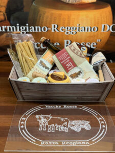 Confezione regalo Cesto regalo con parmigiano Reggiano DOP vacche rosse e altri prodotti tipici