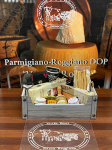 Cassetta regalo con parmigiano Reggiano DOP vacche rosse e altri prodotti tipici