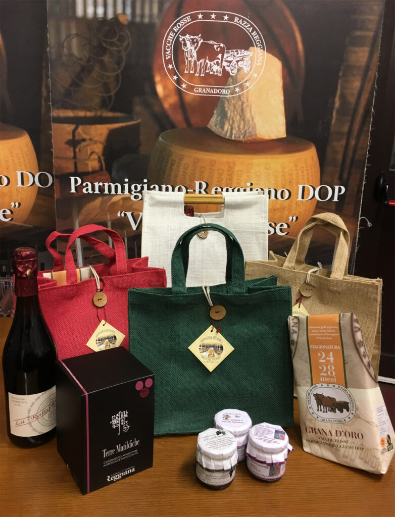 Confezioni regalo in juta Cesto regalo con parmigiano Reggiano DOP vacche rosse Grana d'Oro e altri prodotti tipici